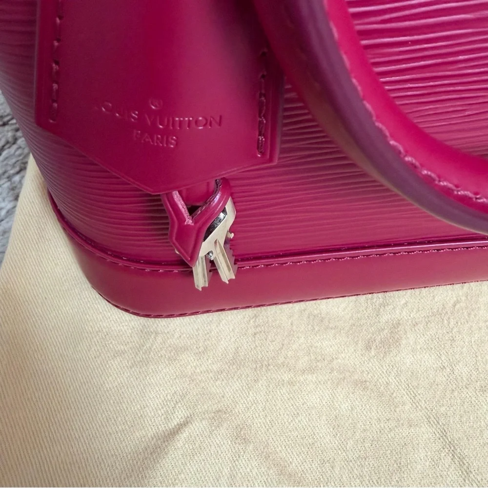 LOUIS VUITTON
Epi Alma BB Fuchsia - Picture 5 of 7